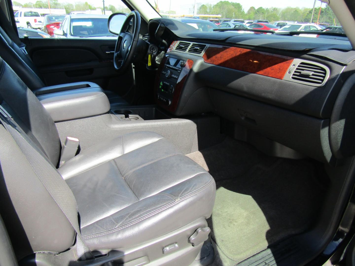 2010 Black Chevrolet Tahoe LT 2WD (1GNUCBE08AR) with an 5.3L V8 OHV 16V FFV engine, Automatic transmission, located at 15016 S Hwy 231, Midland City, AL, 36350, (334) 983-3001, 31.306210, -85.495277 - Photo#10